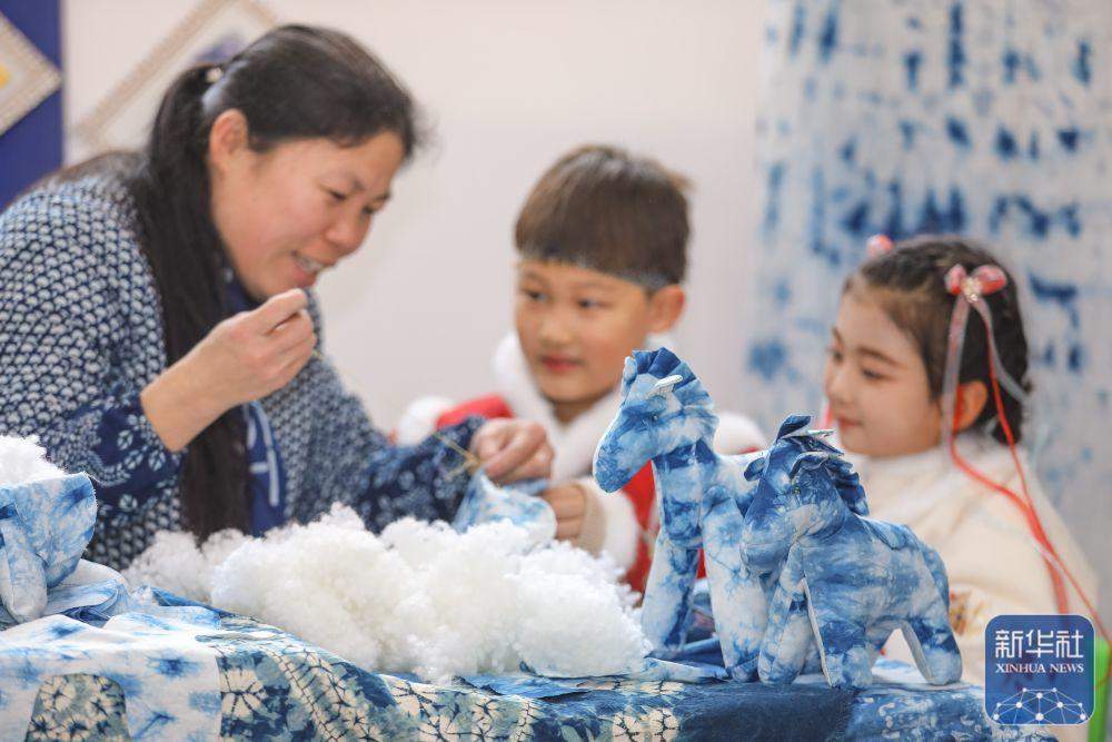 山东：文创“马”力全开迎新春