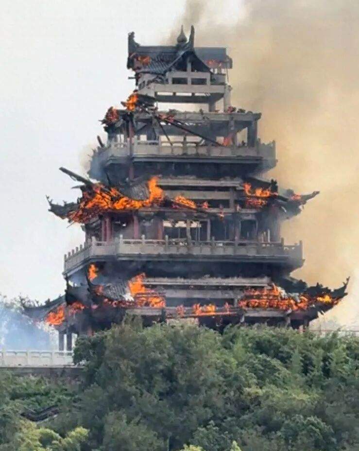 官方通报“文昌阁火灾事故”:系游客使用香烛不慎引发,所有建筑系现代新建,与“永庆寺”无关联