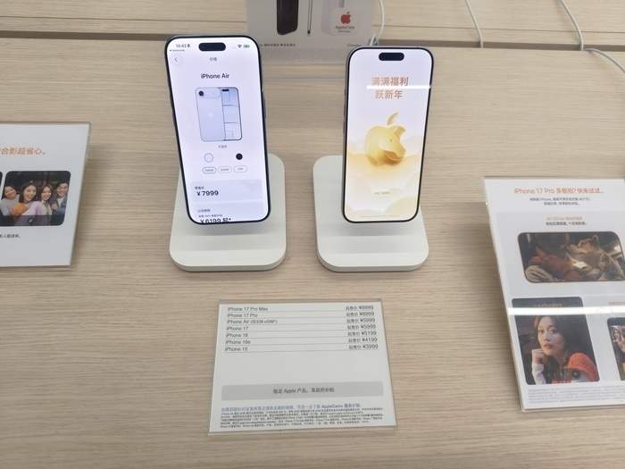 手机涨价冲上热搜!记者实地探访:品牌店价格稳定,官方客服称未接到通知