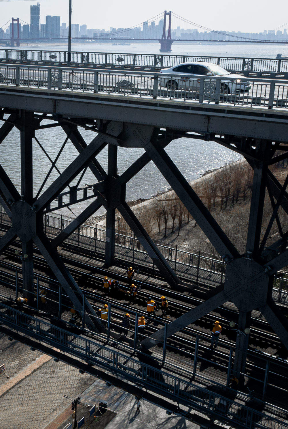 “万里长江第一桥”的“养护人”: 每天差一毫米也不行