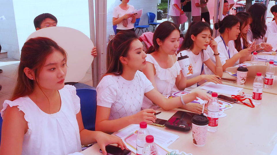 山东艺术学院新生报到，新生和接待的师姐们都颜值爆表