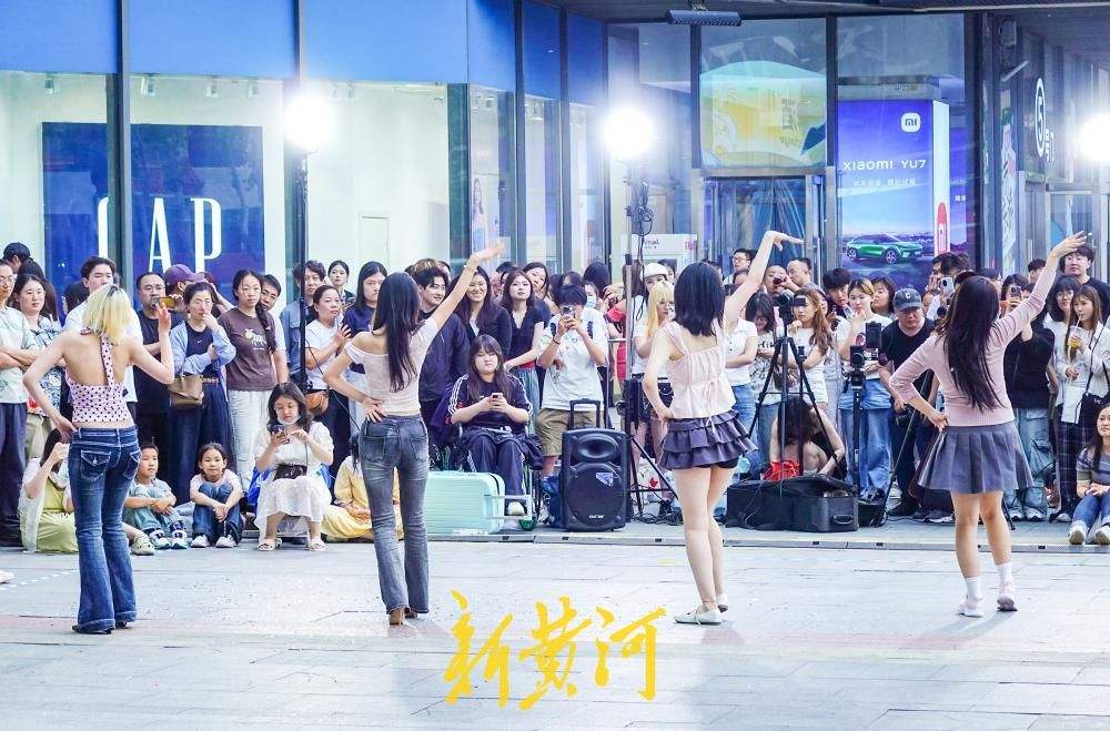 随机舞蹈燃动泉城路 青春步伐绘就夏日风景线