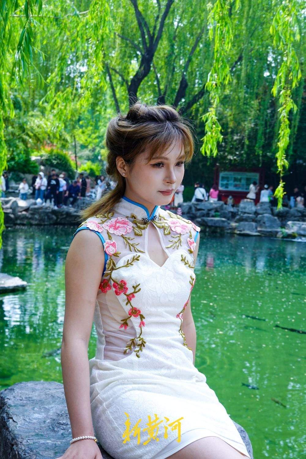 旗袍映泉韵，趵突泉畔掀起国风打卡热