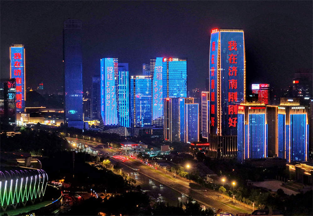 经十路两侧，灯光点亮2025济南国际泉水节