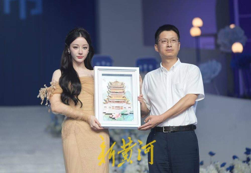 迪丽热巴来济南，竟然收到一座“超然楼”