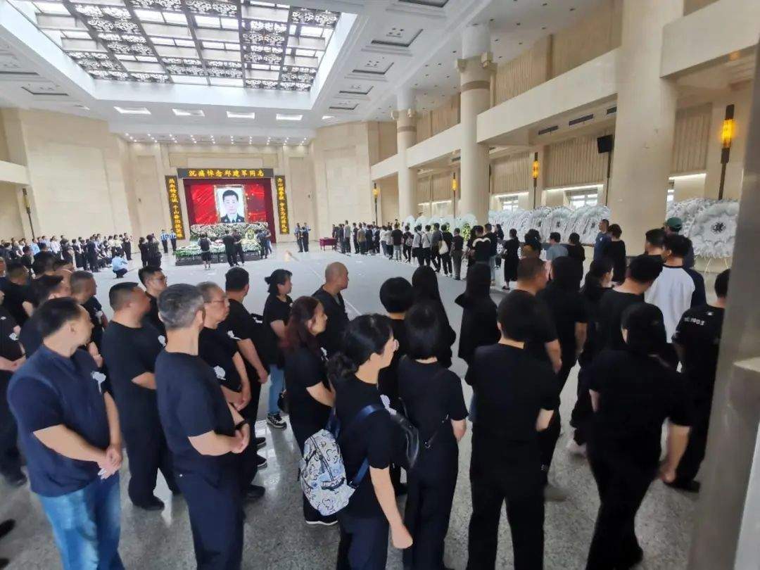 “我不往前冲谁冲?”?追记勇斗歹徒牺牲民警邱建军