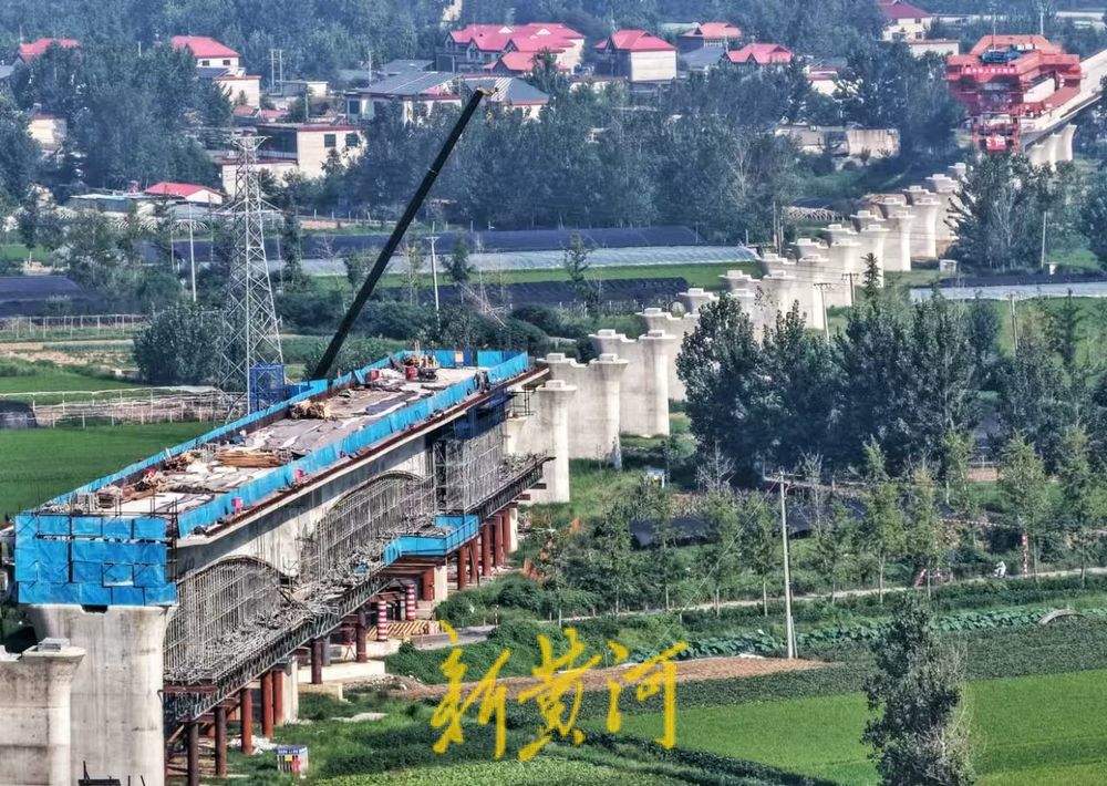 潍宿高铁全线首个上跨铁路T构梁成功转体