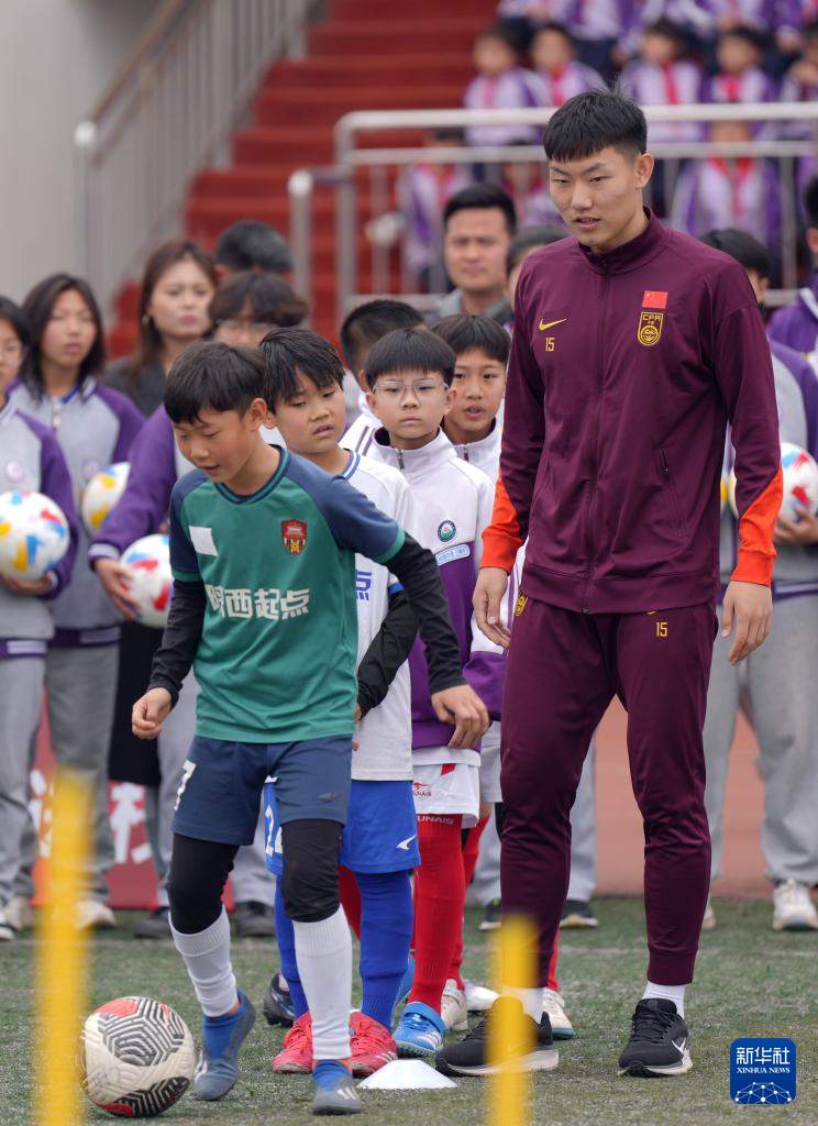 足球——中国U23男足进校园