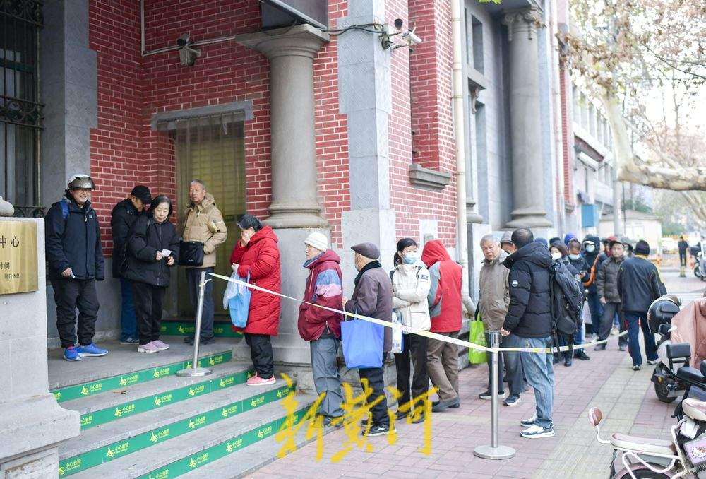 《乙巳年》特种邮票今天首发,济南邮迷排队购买,有人凌晨3点来排队