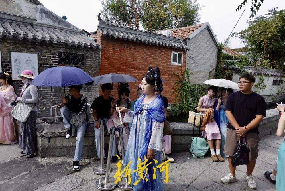 中秋假期后旅游热度不减，济南起凤桥街游客排队打卡