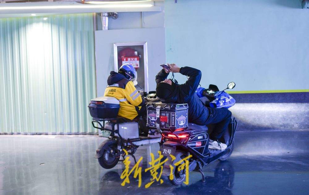 春节“不打烊” 外卖小哥坚守在送单路上