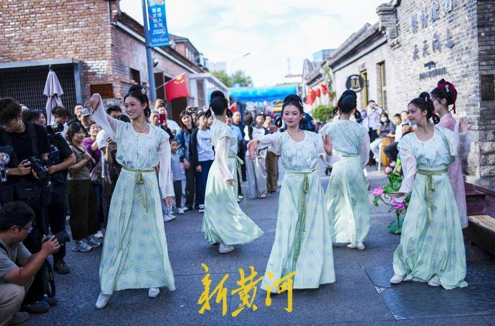 一年四季 泉在济南丨济南百年老街上新街变身“微剧场” 李清照《如梦令》街巷间上演