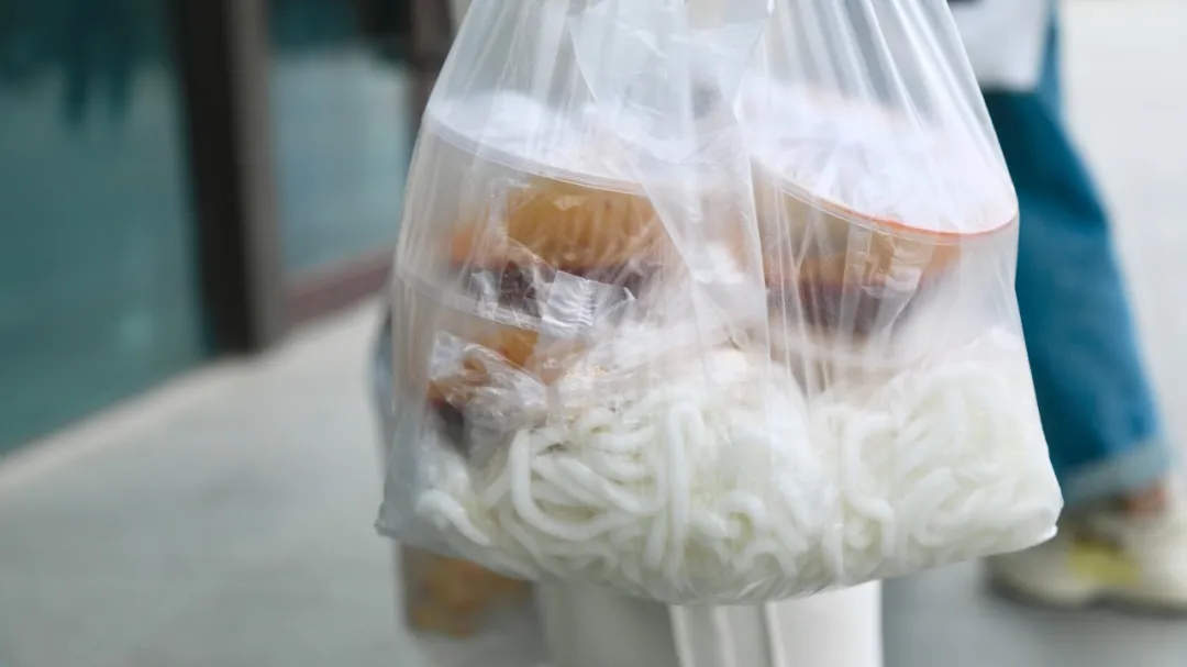 高铁站又现神秘打包盒，麻辣烫稳居“带货”榜首