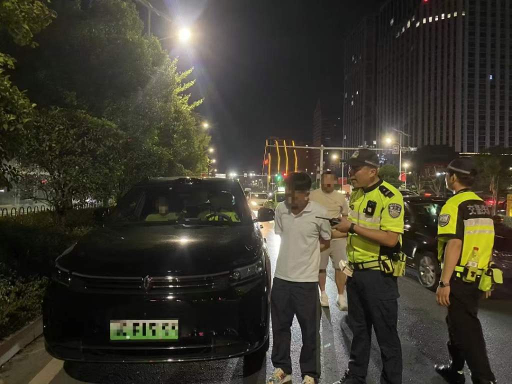 男子酒后开“智驾”，被处罚