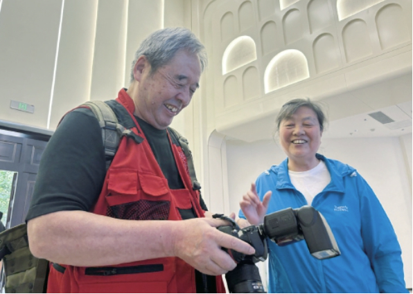 济南有个老年摄影工作室专为“老朋友”拍照 免费服务上万人