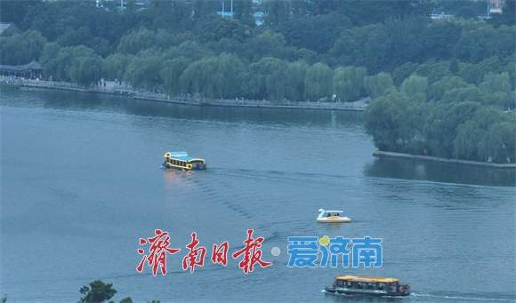 一年四季 泉在济南丨盛夏傍晚，游客乘船畅游大明湖享受自然凉