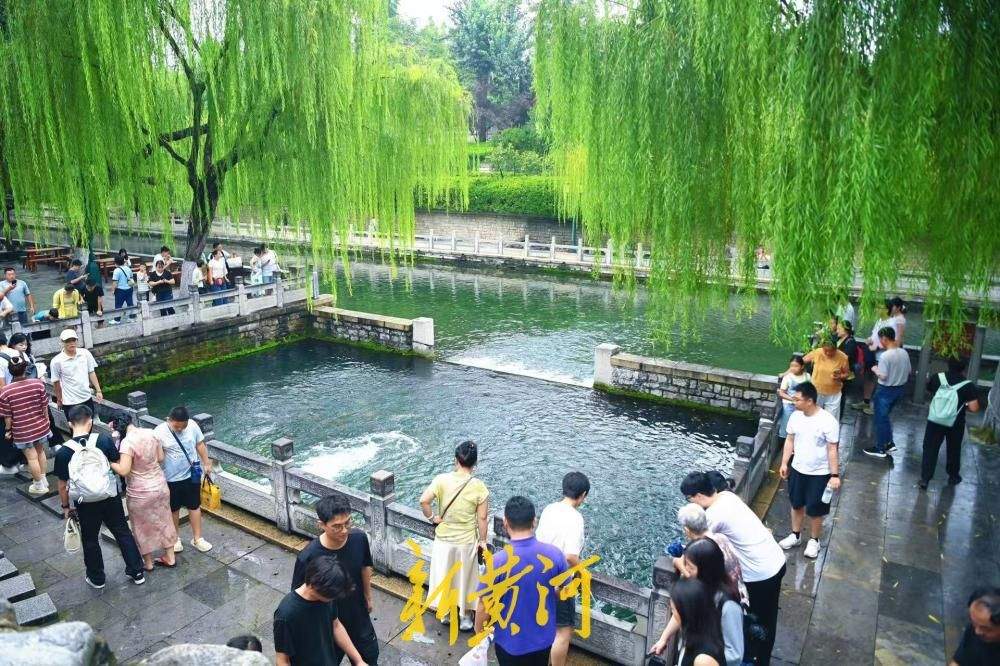 泉城降温秋意渐浓 护城河畔风光如画引游人