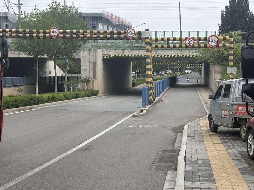 记者探访强对流天气后济南低洼路段情况：无明显积水，道路通行平稳有序