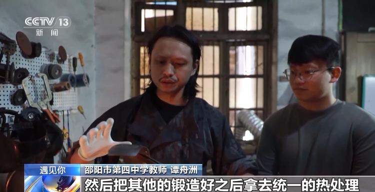 中学老师穿甲胄来上课 听“黄沙百战穿金甲”时具象化了