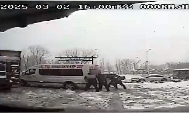 更多公交“推车侠”现身 他们是这座城最温暖的底色