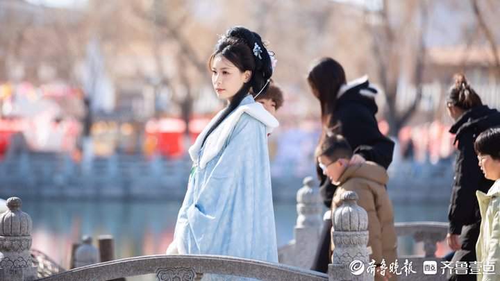 寒潮中的古风丽影：明府城中汉服女孩定格青春美好