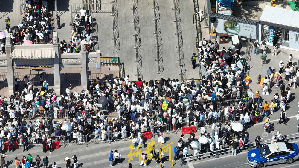 假期泉水游人气爆棚 济南趵突泉上演真人版“贪吃蛇