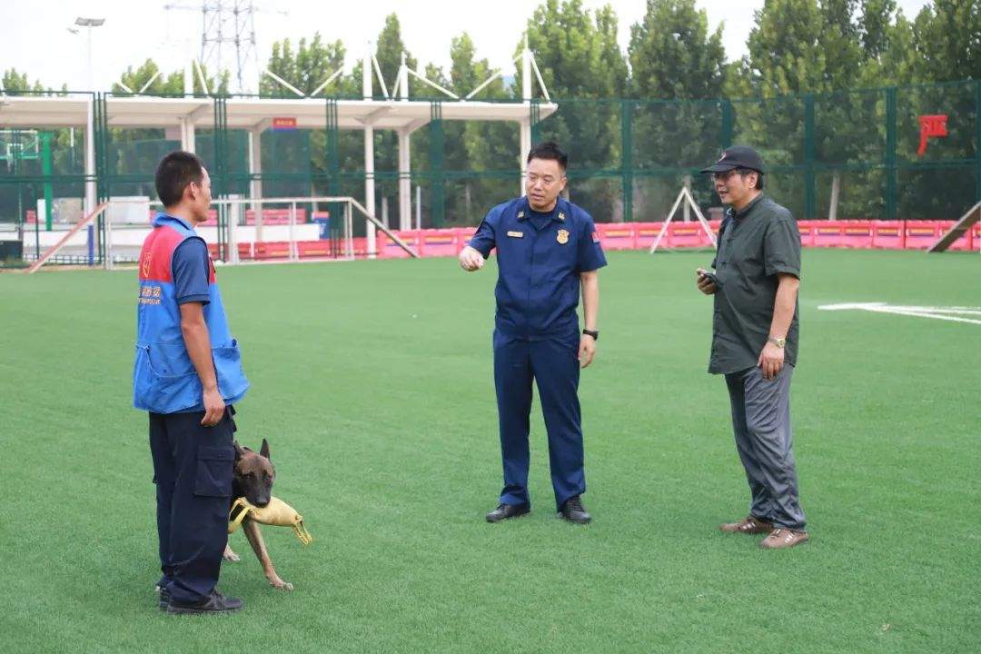 以文学的视角展示新时代“火焰蓝”新形象