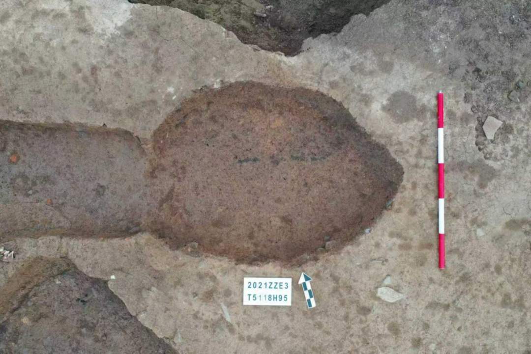 误认“唐三彩”？山东出土3.2厘米釉陶小狗，2400岁萌物竟藏着春秋战国诸侯争霸史！