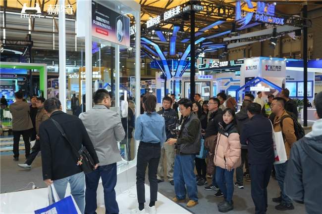 方圆一体，重塑行业！赫特HUTT10擦窗机器人亮相AWE2026