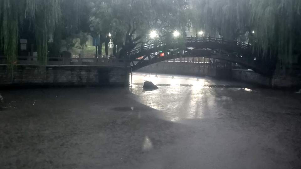 济南大雨倾盆护城河水量激增，护城河提前放空从容应对