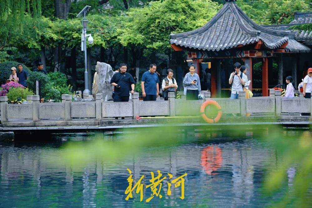 中秋到济南五龙潭，看锦鲤畅游清泉