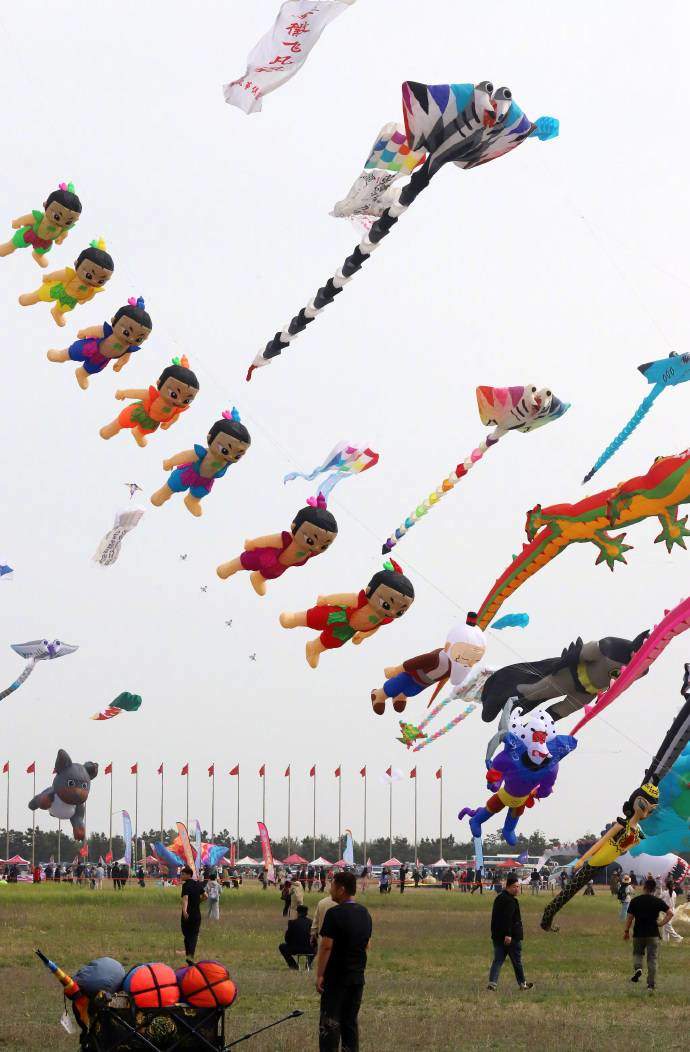 起猛了！在山东，风筝能串起7个葫芦娃加爷爷