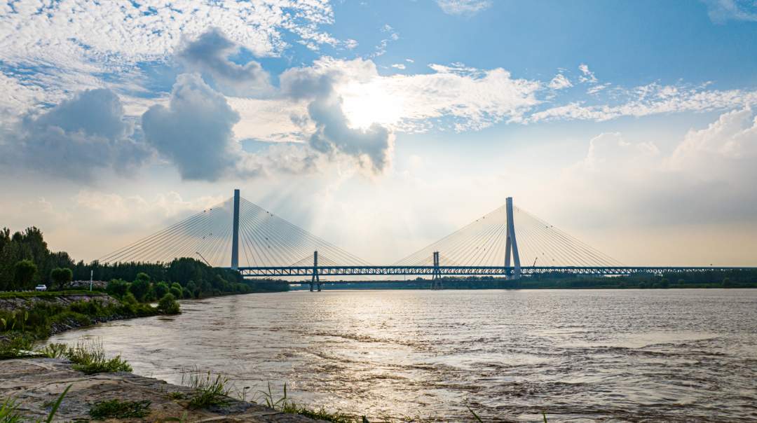 项目强省会｜桥上来了“蜘蛛人” 奏响济南黄河公路大桥奋进曲