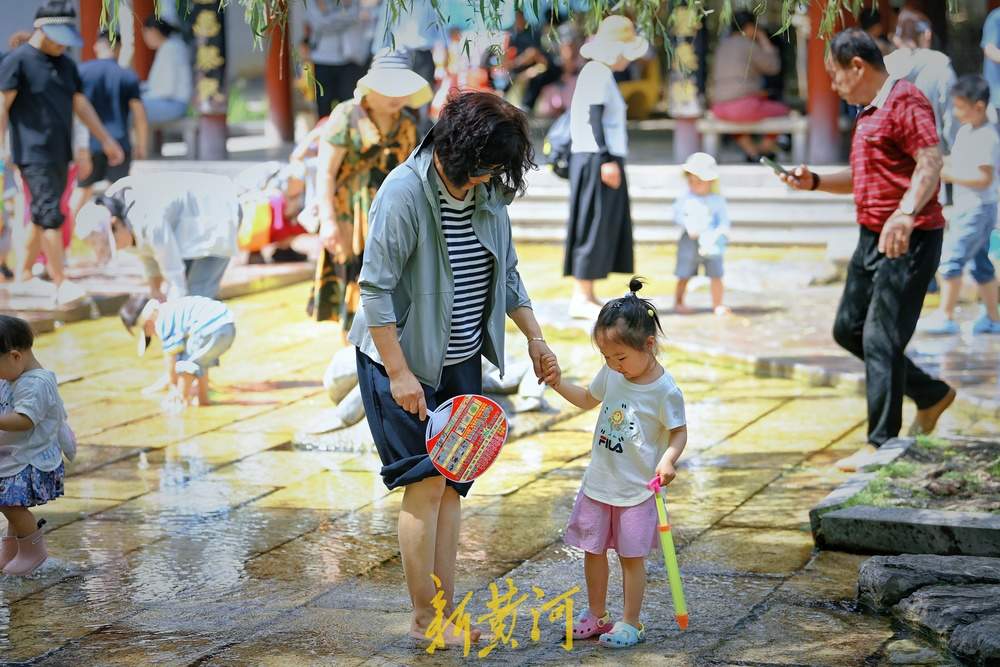泉城发布高温橙色预警，市民泉畔戏水觅清凉