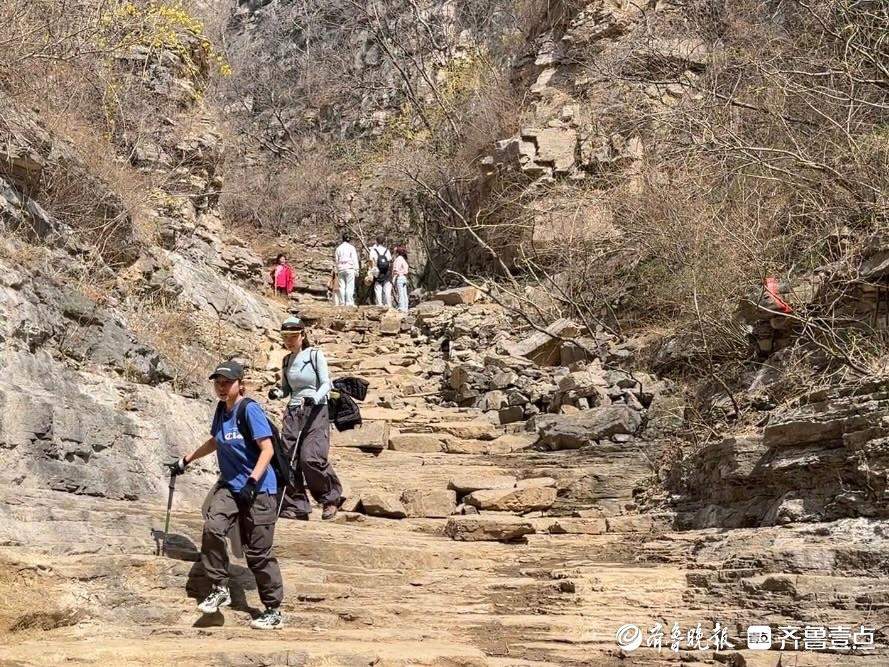 野路崎岖难辨、涧底手机没信号……记者实探:龙洞探险没那么简单