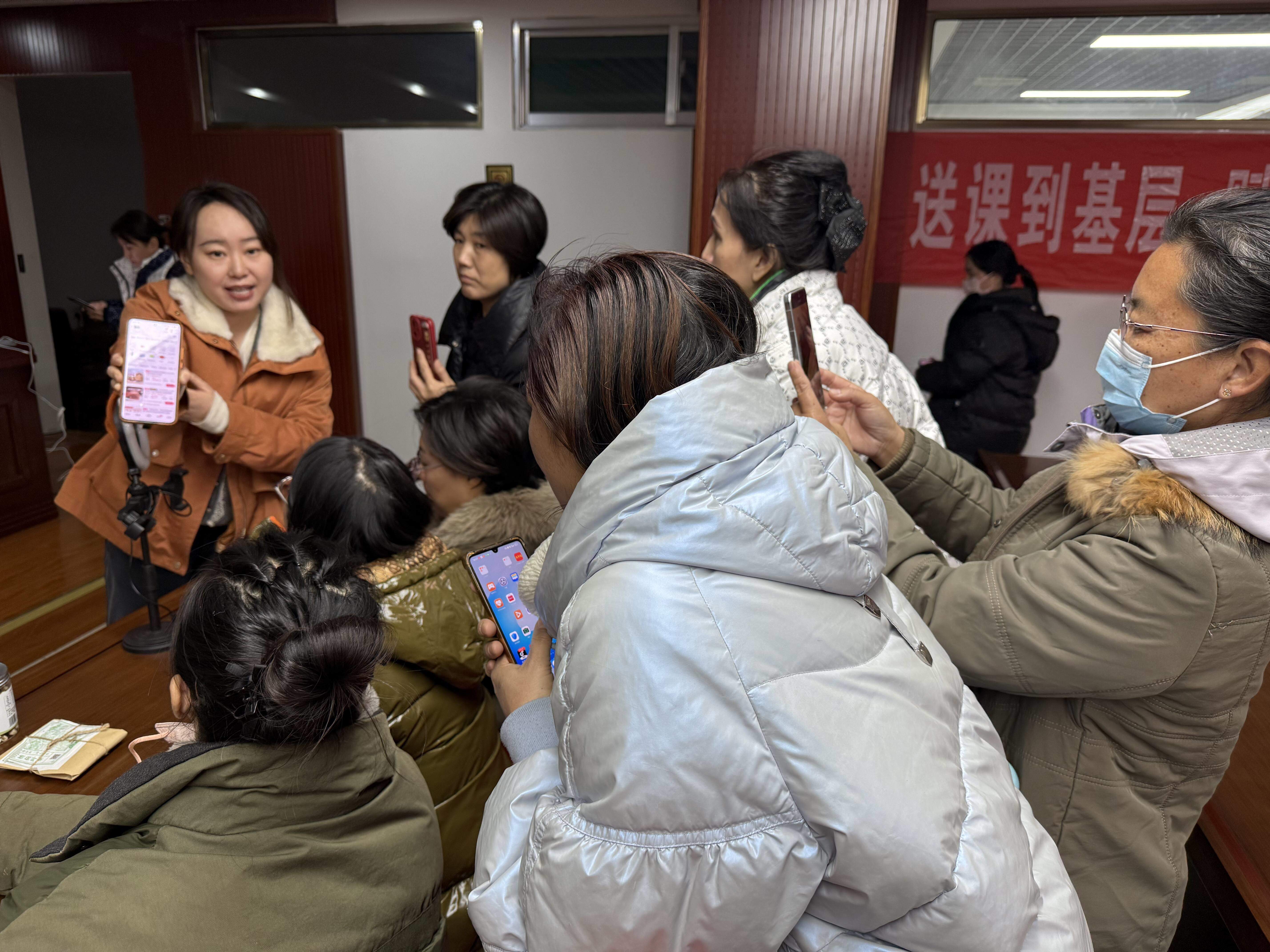 “送课到基层 赋能促振兴”——济南职业学院走进历城区街道开展直播电商公益培训