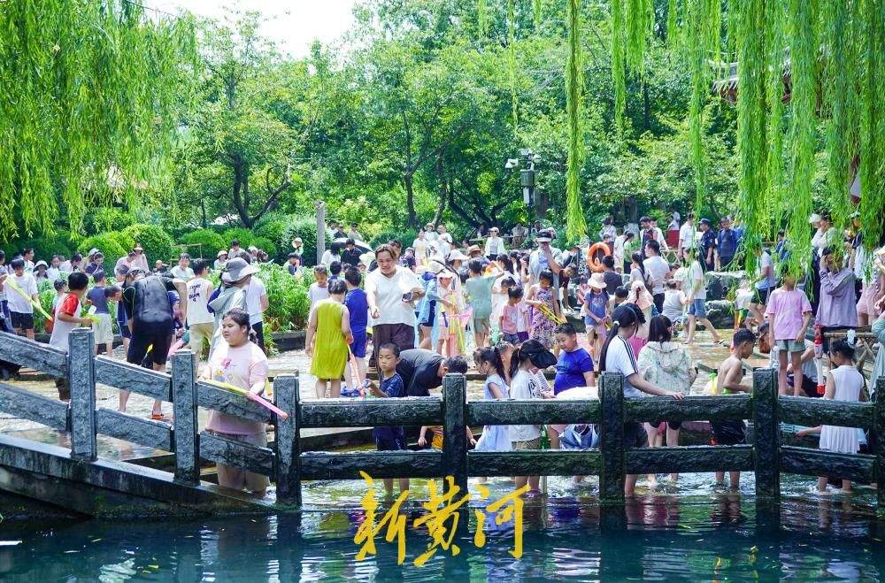 济南持续高温催热亲水游 戏水纳凉迎高峰