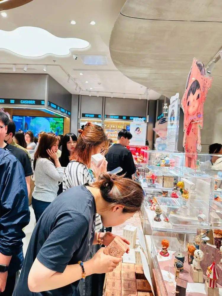 Labubu样品“痛墙”成打卡地标!开业4天已被挤爆