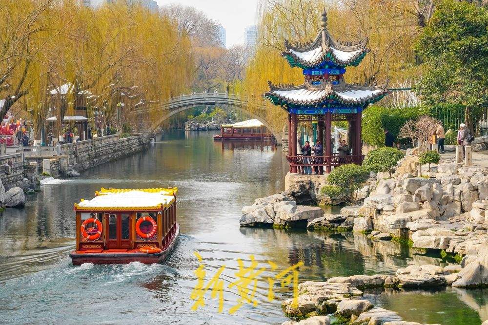 黑虎泉水位三连涨，护城河畔春意浓