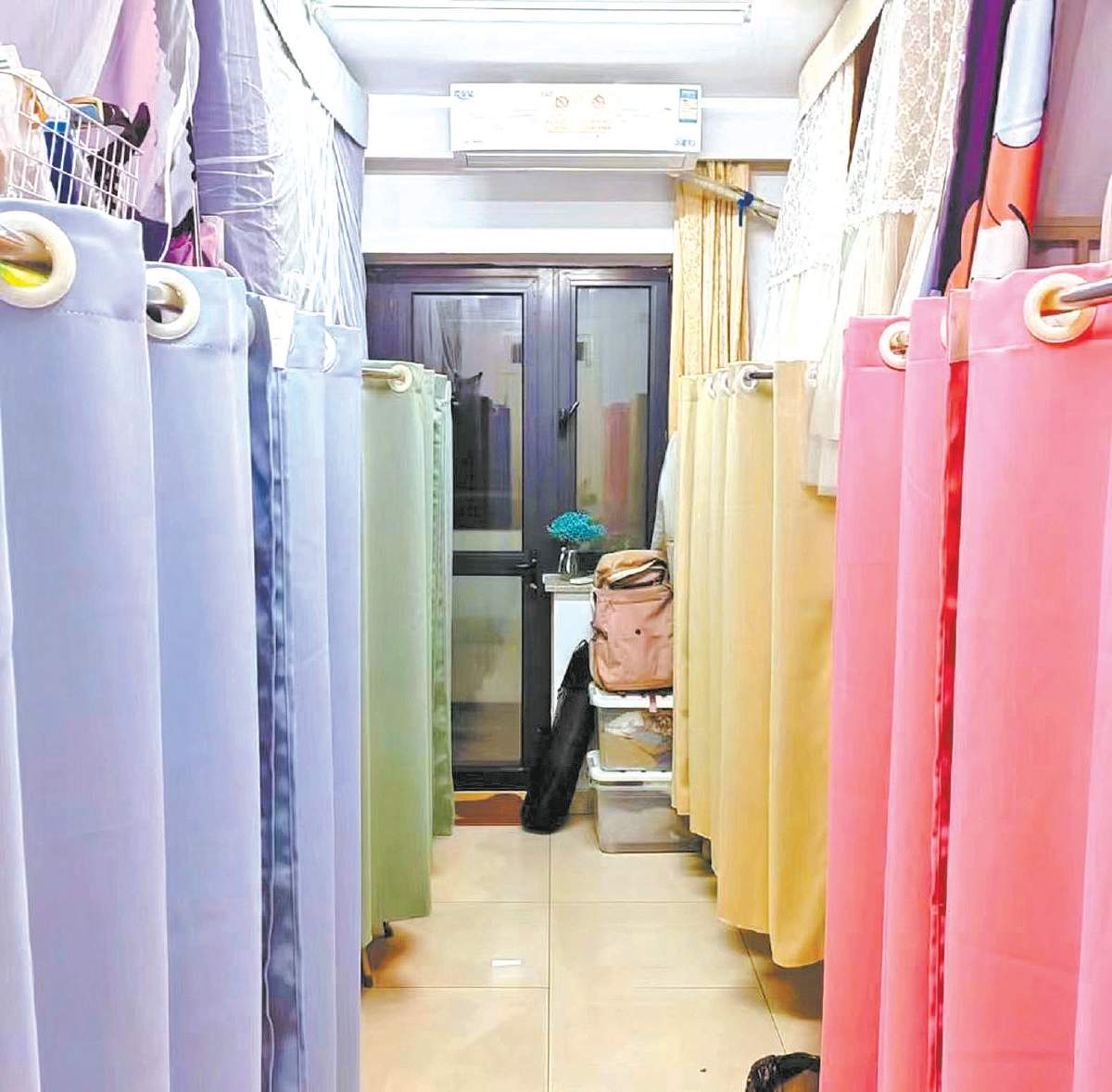 宿舍能否挂床帘 你站哪一边?