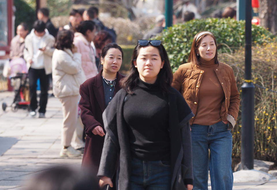 济南气温快速回升，市民游客提前秀春装