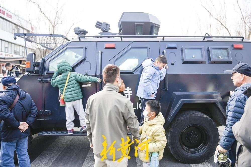 大明湖路市集现别样“警”色 警车成热门打卡点