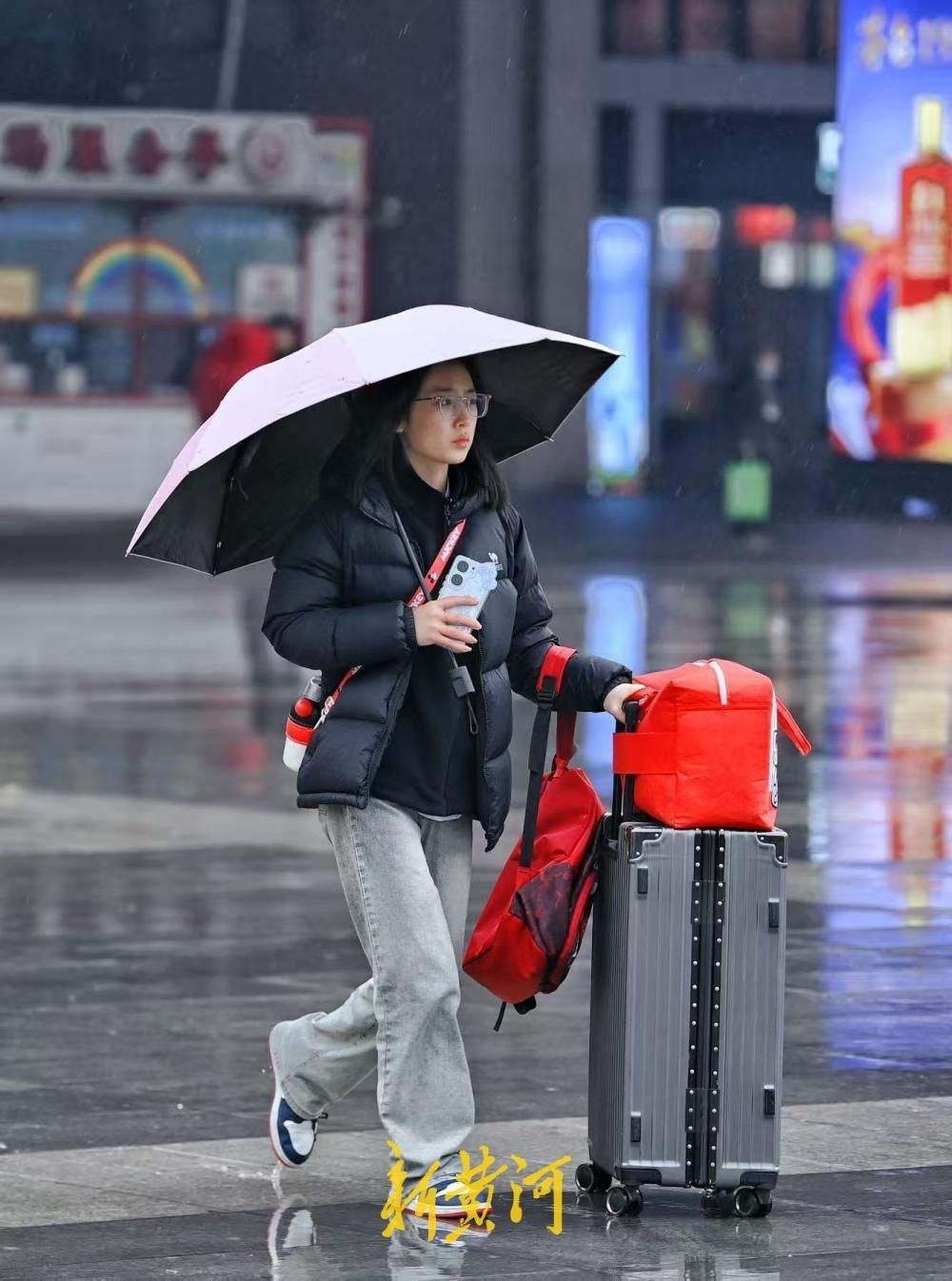 春运返程期泉城迎降雨 旅客雨中赶车忙