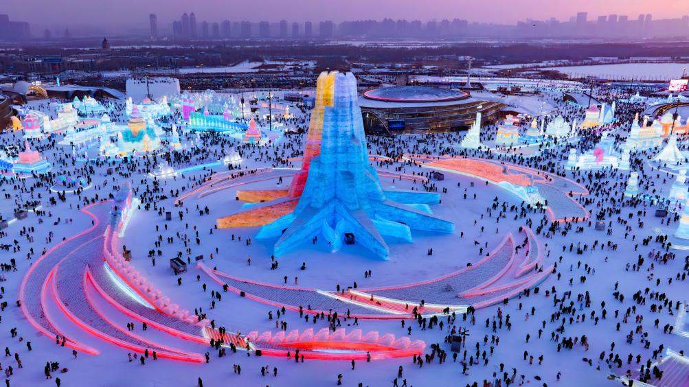 新华全媒+丨刷新纪录！第26届哈尔滨冰雪大世界游客量超356万人次
