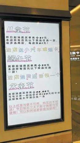 熟练递烟换烟盒 焦虑孩子玩烟卡，是小题大做吗？