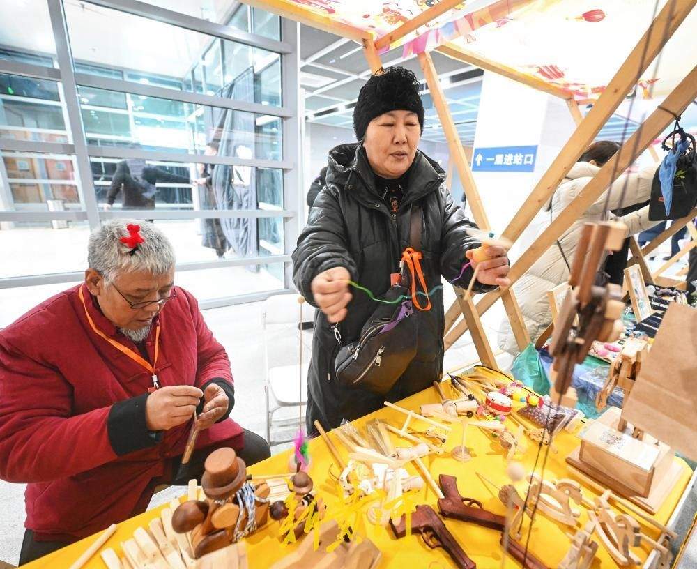 听快书看戏法，返乡路上很热闹