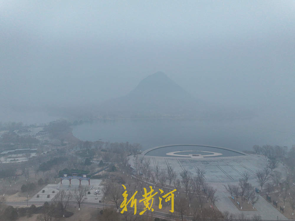 一年四季 泉在济南｜雾漫山湖！冬日晨雾如墨染华山