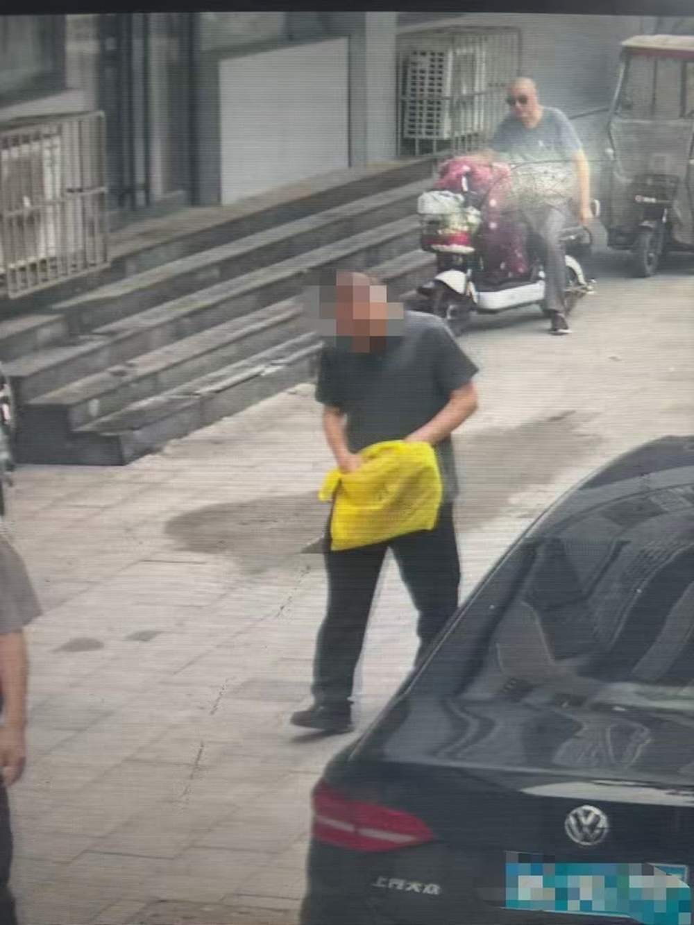 济南一惯偷专盯买菜老人扒窃，已被警方刑拘