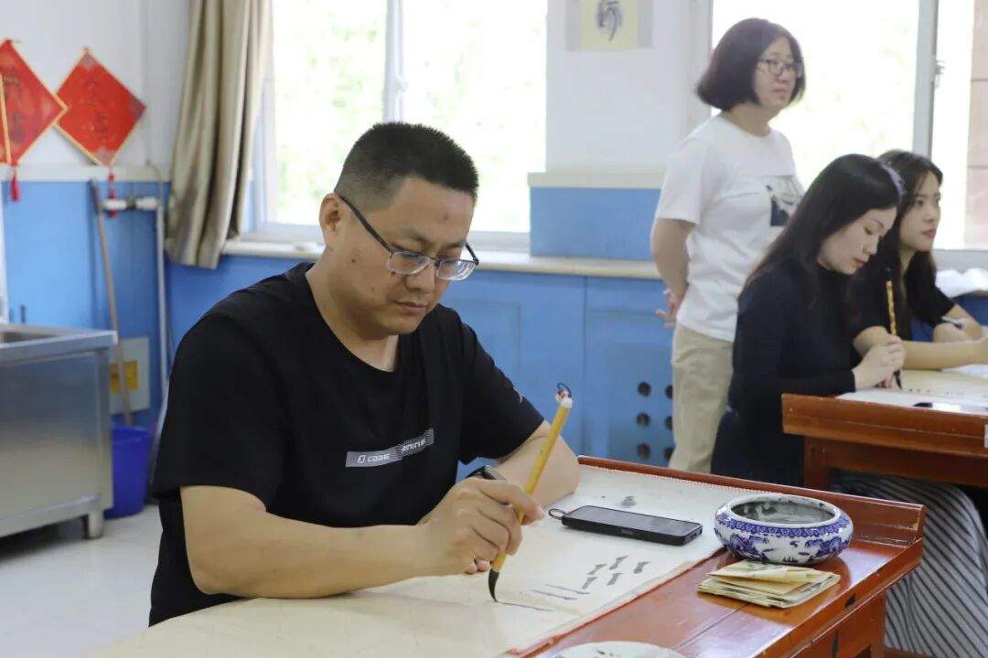 翰墨润童心 墨香伴成长——长清湖实验学校魏碑楷书名家课堂圆满举行