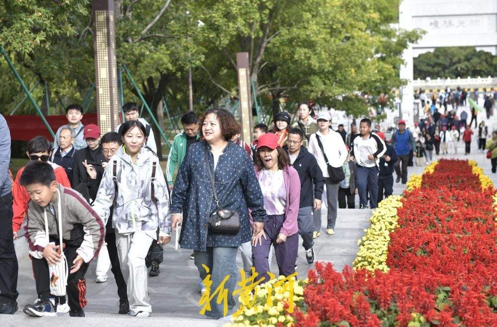 济南佛慧山重阳节迎登山客流高峰，市民登高赏秋享佳节